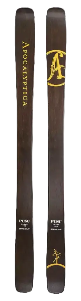Loska Apocalyptica Ski Eine freigestellte, detaillierte Draufsicht auf das Skipaar mit dunklem Walnuss-Holzfurnier vor rein weißem Hintergrund. Der linke Ski zeigt den goldenen Schriftzug „APOCALYPTICA“ und PUSU-Markendetails. Der rechte Ski zeigt das große goldene „A“-Logo, PUSU-Markendetails und die goldene Baumgrafik am Skiende. Das gesamte Design ist gestochen scharf und symmetrisch dargestellt.