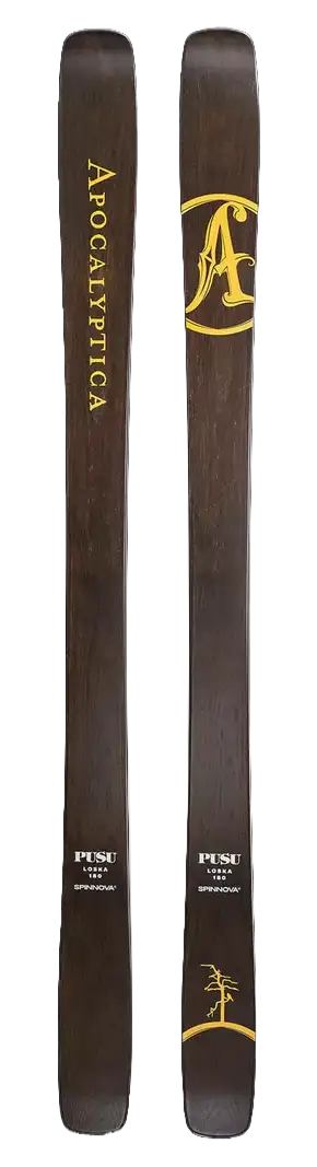 Eine freigestellte, detaillierte Draufsicht auf das Skipaar mit dunklem Walnuss-Holzfurnier vor rein weißem Hintergrund. Der linke Ski zeigt den goldenen Schriftzug „APOCALYPTICA“ und PUSU-Markendetails. Der rechte Ski zeigt das große goldene „A“-Logo, PUSU-Markendetails und die goldene Baumgrafik am Skiende. Das gesamte Design ist gestochen scharf und symmetrisch dargestellt.