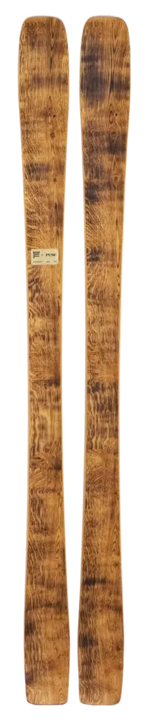 Ruukki Ski aus Holz in kompletter Ansicht, zwei nebeneinanderstehende Skier mit markanter Maserung und minimalistischem Design auf hellem Hintergrund.