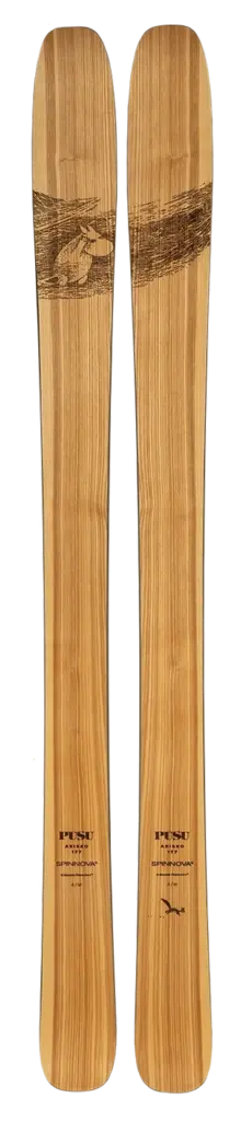 Studioaufnahme des PUSU Abisko SPINNOVA® Moomin Ski in der Draufsicht vor weißem Hintergrund. Die Skier bestechen durch helles Echtholz-Furnier, die markante Mumintroll-Grafik an den Spitzen und schwarze Markenschriftzüge im Bindungsbereich.