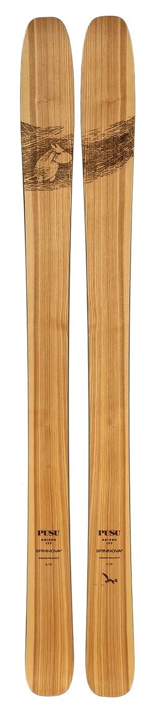 Studioaufnahme der PUSU Abisko 177 Moomin Skier in der Draufsicht vor weißem Hintergrund. Die Skier bestechen durch helles Echtholz-Furnier, die markante Mumintroll-Grafik an den Spitzen und schwarze Markenschriftzüge im Bindungsbereich.