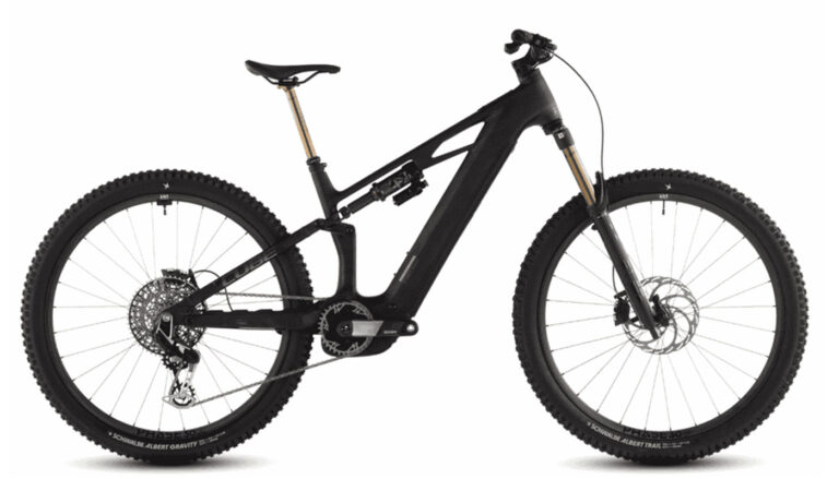 Ein komplett schwarzes Cube Stereo Hybrid E-Mountainbike, vollgefedert mit Luftfederdämpfer, komplett schwarzem Rahmen und goldener Sattelstütze.